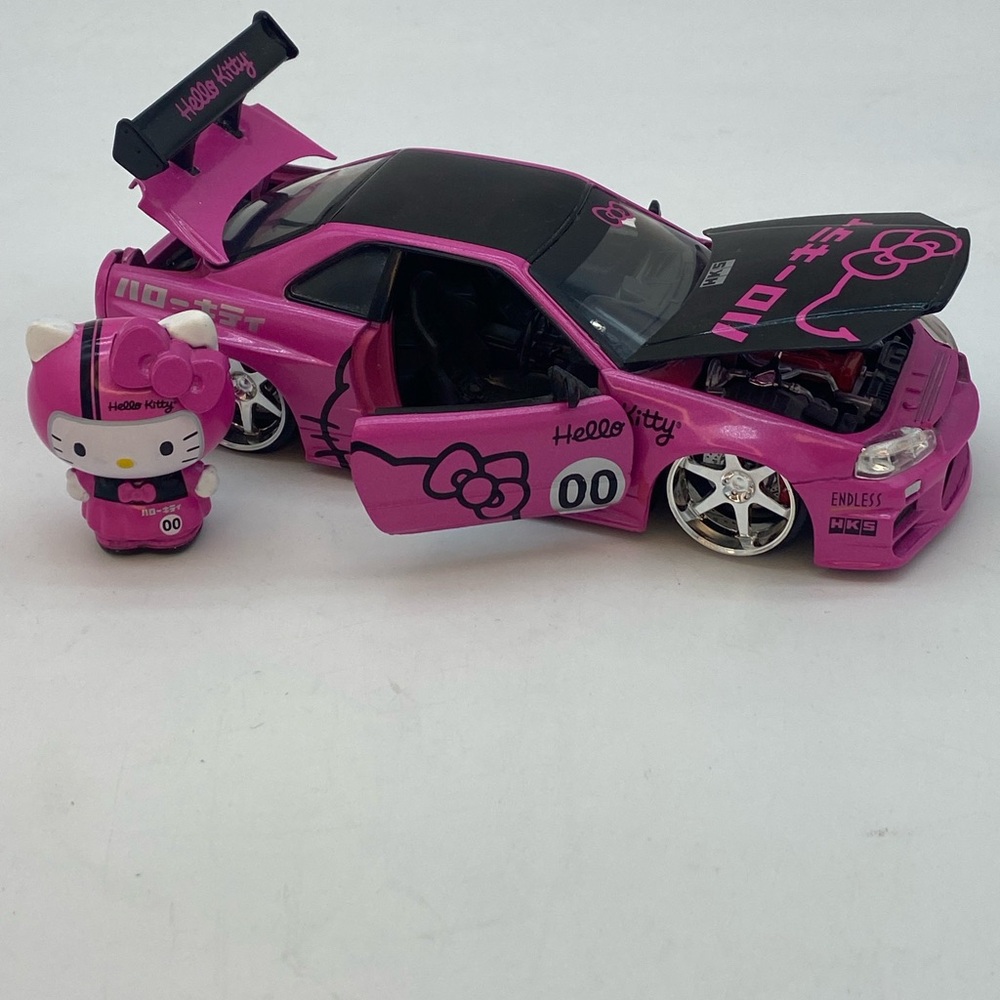 Jada Toys 1/24 2002 Nissan Skyline GTR with Hello Kitty Figure.